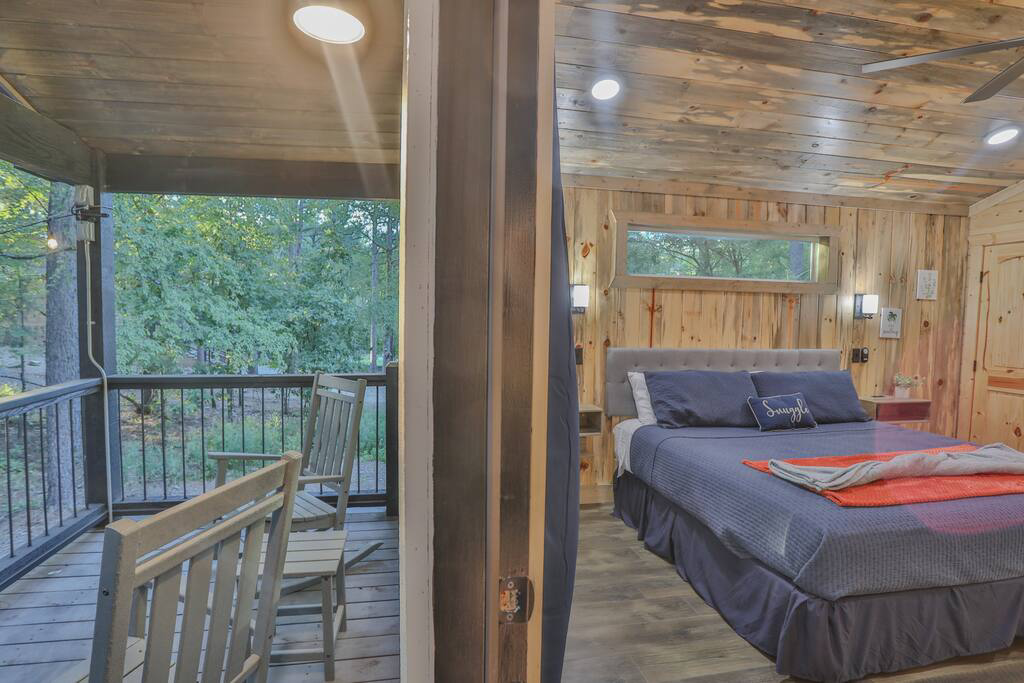 Yeti’s Nest – bedroom with the porch