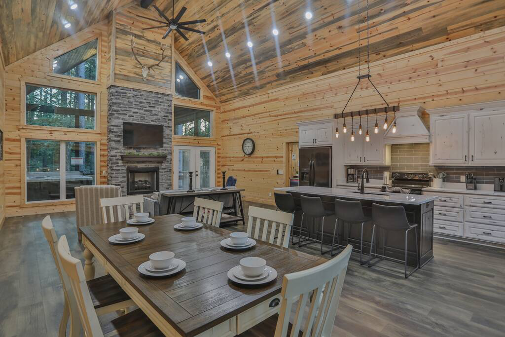 Yeti’s Nest – (Broken Bow, OK) - Dining Area