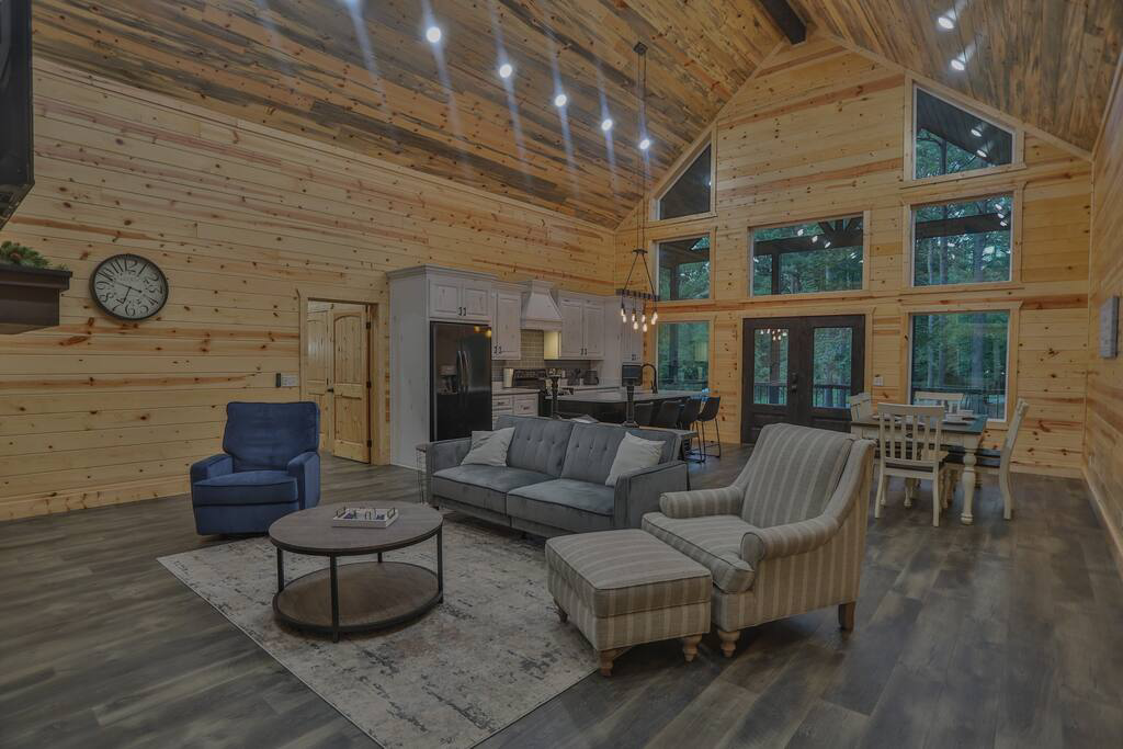 Yeti’s Nest – (Broken Bow, OK) - kitchen, dining area and family room on a single frame
