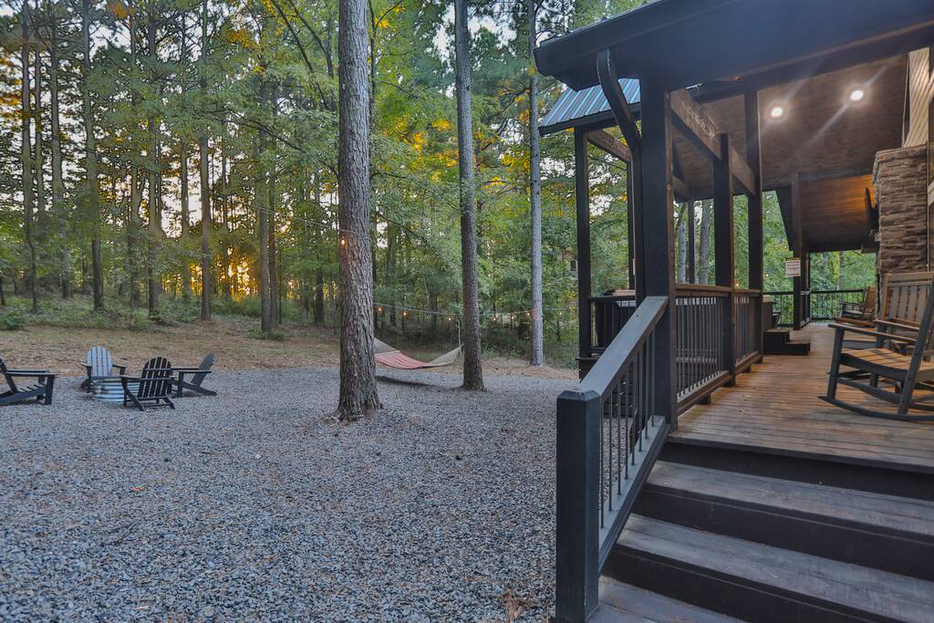 Yeti’s Nest – (Broken Bow, OK) - Image of the cabin in the woods