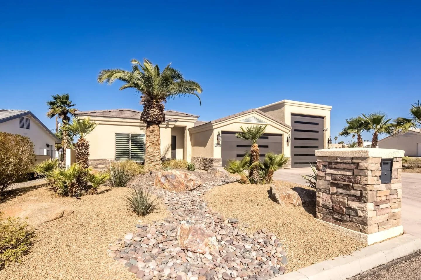 Havasu Hideaway - drive area