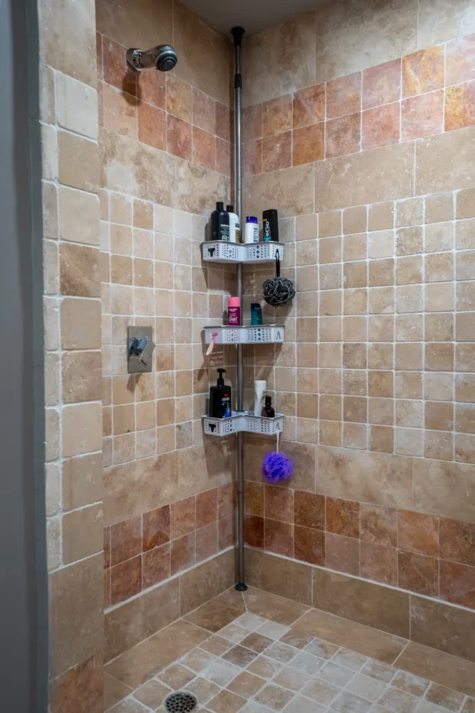 Bathroom - showcasing all the amentiteis