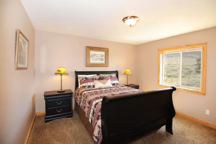 Bear Creek (YellowStone, ID) - bedroom with double bed