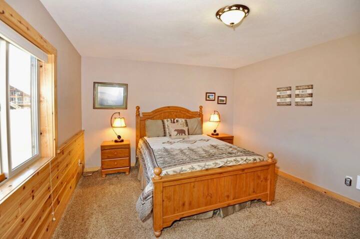 Bear Creek (YellowStone, ID) - Bedroom with double bed and side drawers