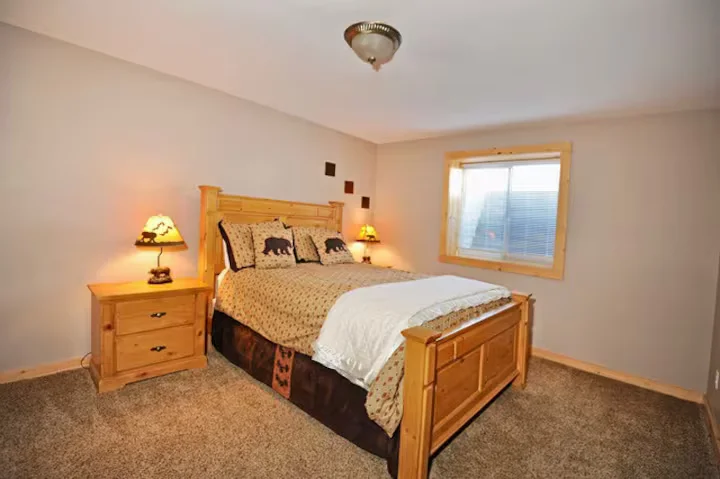 Bear Creek (YellowStone, ID) - Bedroom with double bed