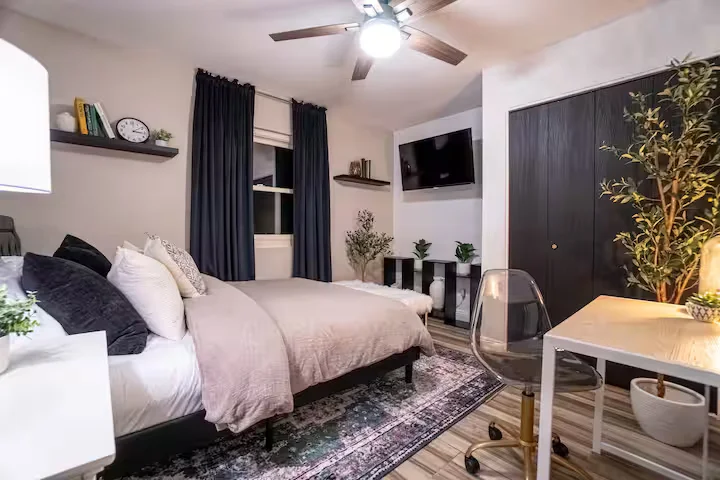 Scottsdale Retreat - Bedroom with queen size bed and a study table