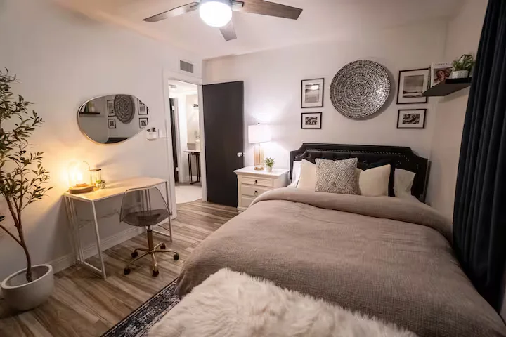 Scottsdale Retreat - Bedroom with queen size bed and a study table