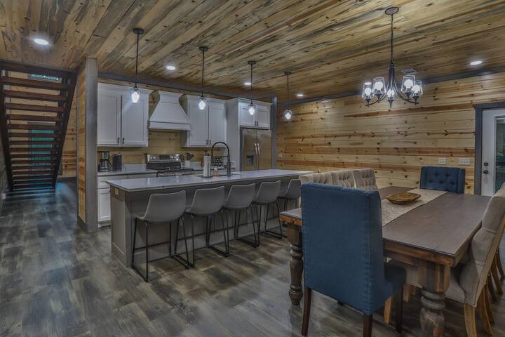 Sasquatch Sanctuary (Broken Bow, OK) - Kitchen with dining area