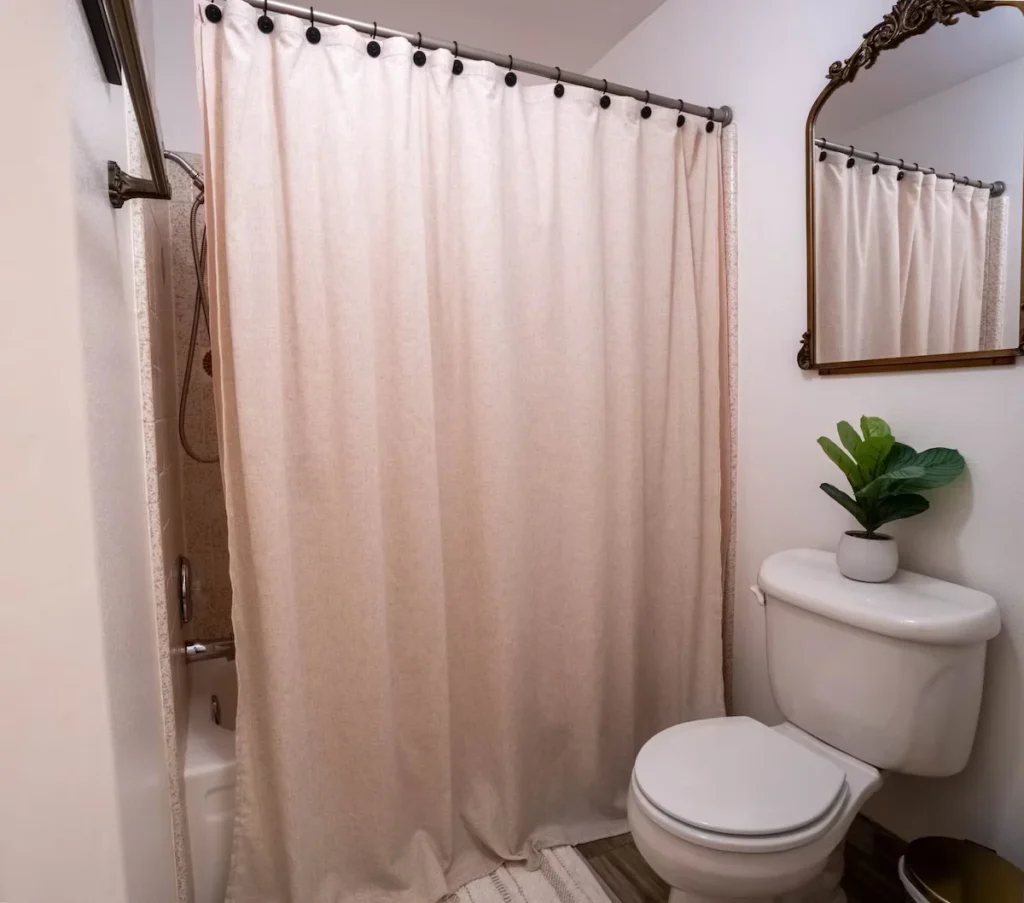 Scottsdale Retreat - bathroom with a bathtub