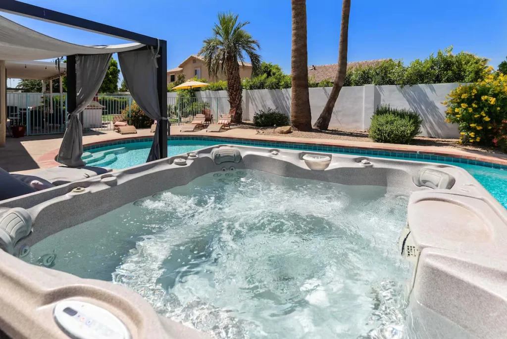 outdoor - pool with hottub
