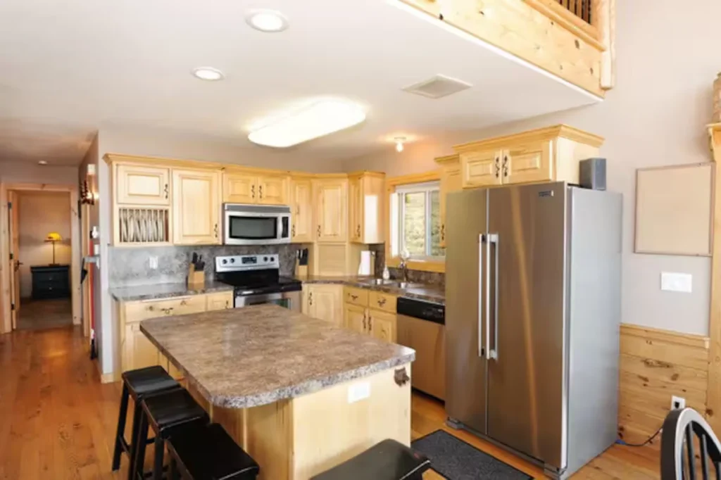 Bear Creek (YellowStone, ID) - Kitchen with Frodge and oven